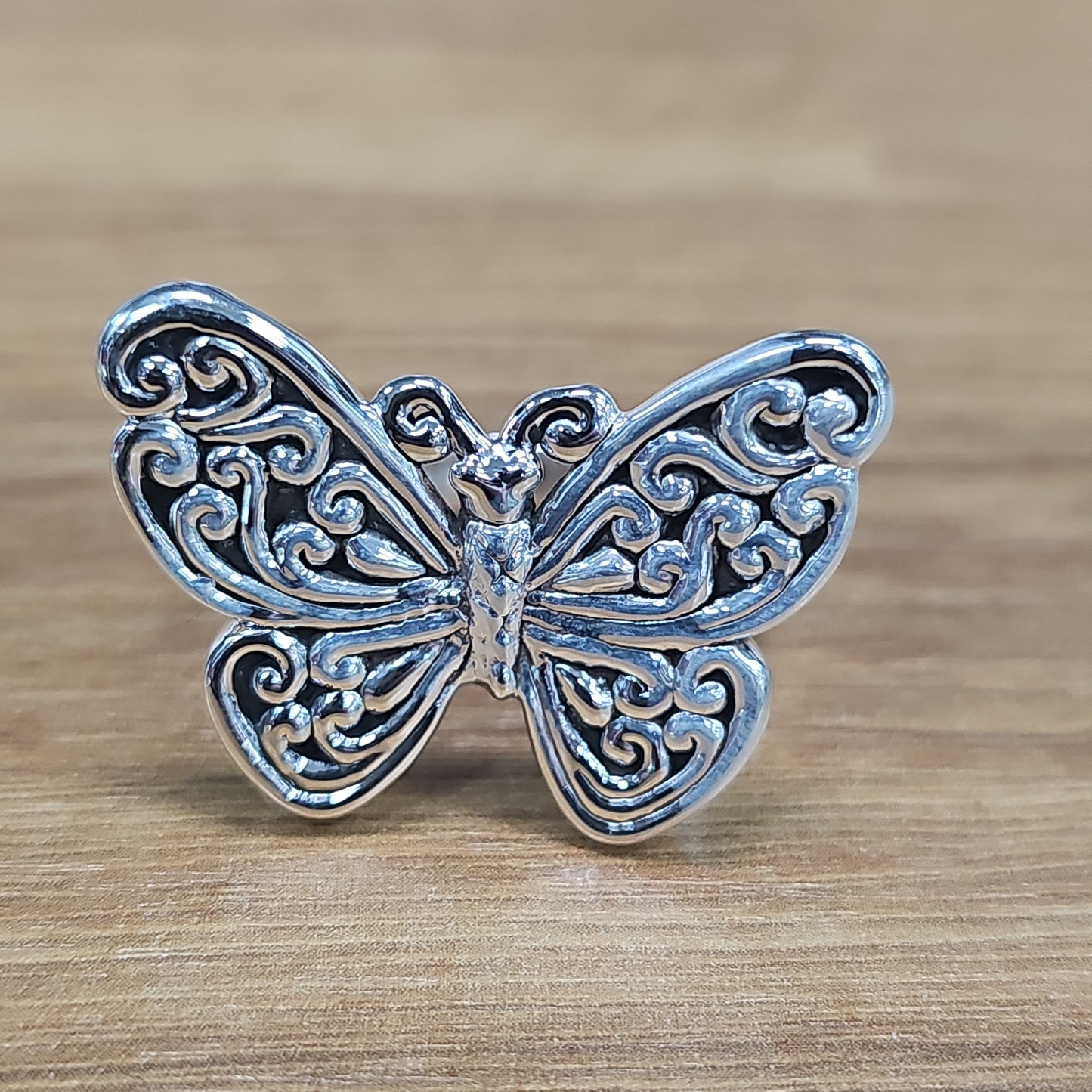 R822 Large butterfly Ring