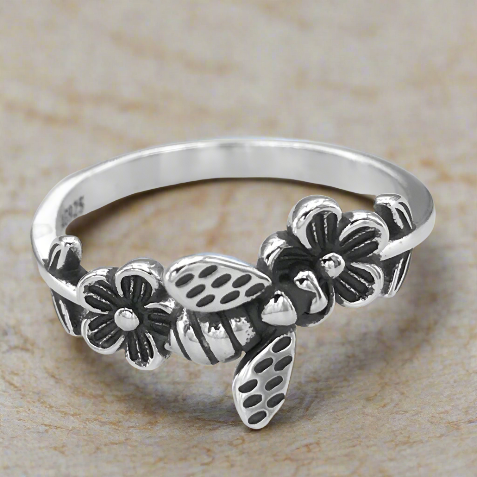 R967 Bee With Flowers Ring