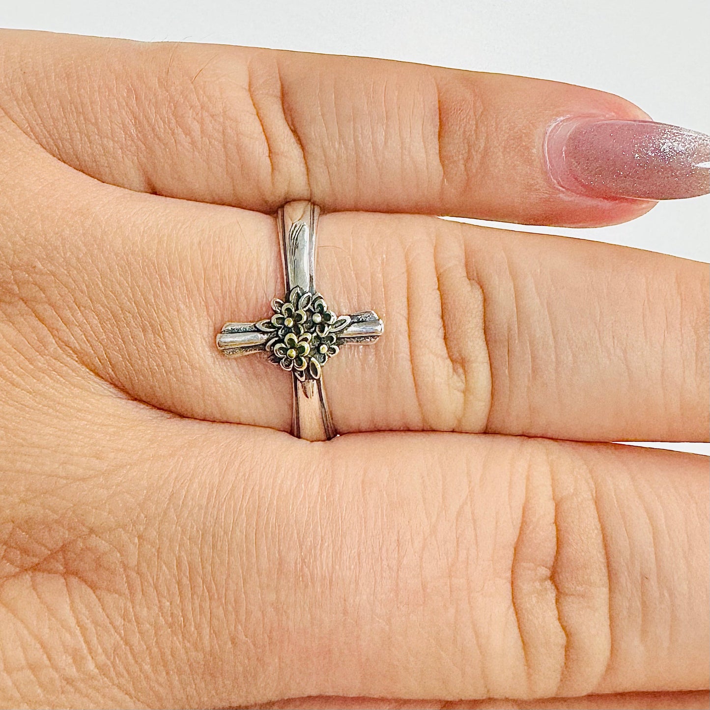 R951 Cross With Flowers Ring