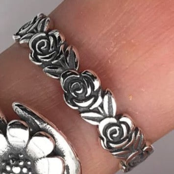 R906 Rose With Vines Ring